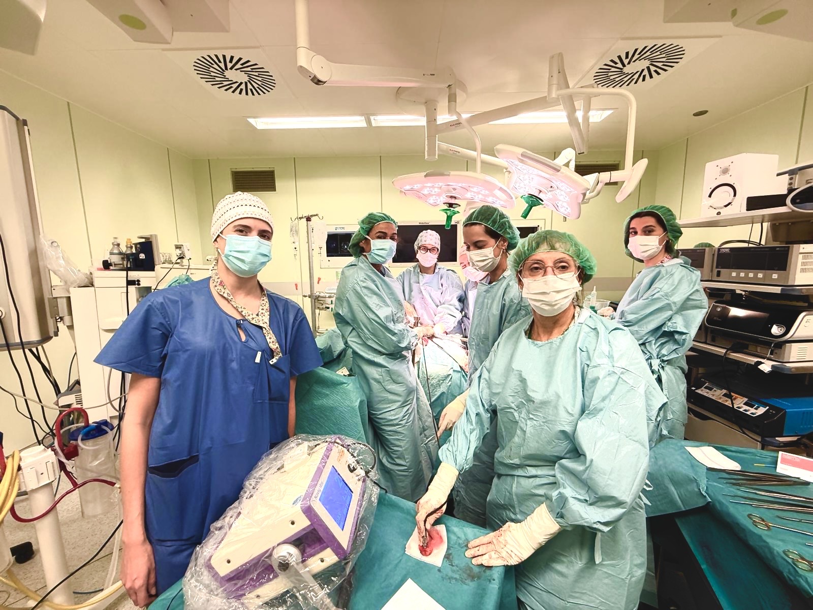 Equipo asistencial en quirófano durante un procedimiento de cirugía radioguiada con la Dra. María Begoña Miguel Martínez en Burgos