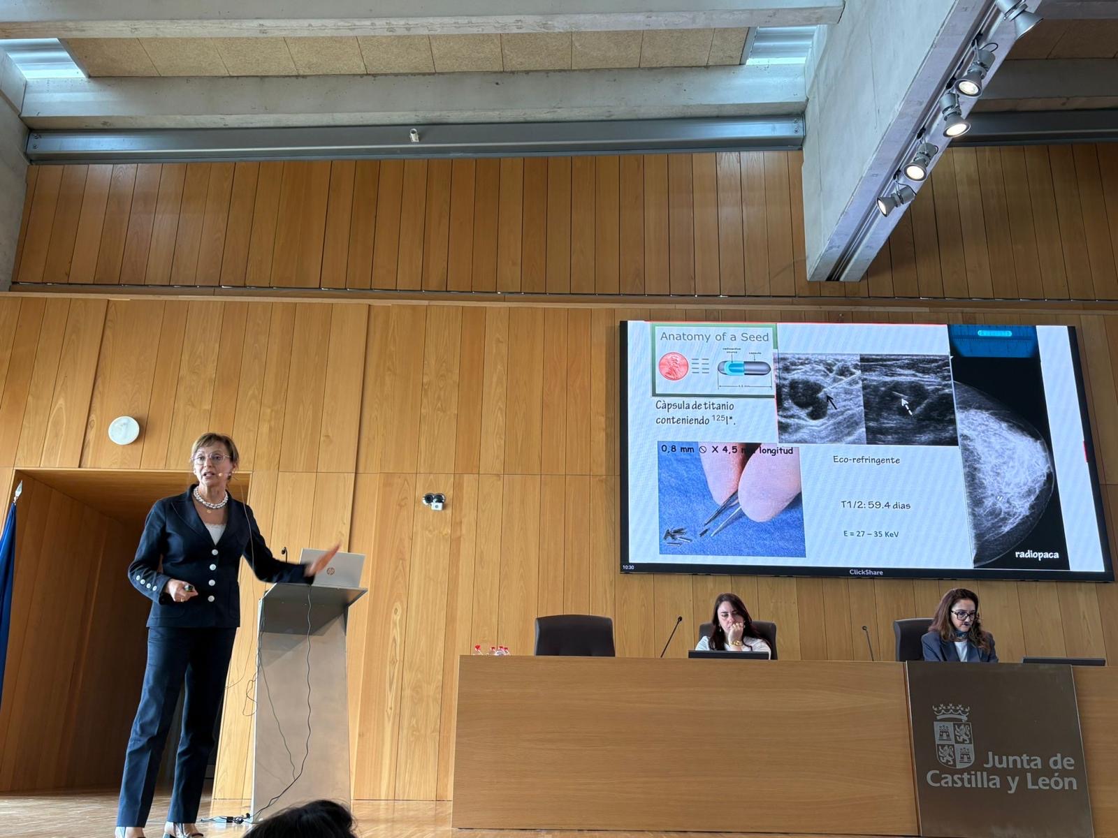La Dra. María Begoña Miguel Martínez explica la semilla de yodo-125 utilizada en técnica ROLLIS durante su ponencia en Burgos
