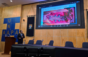 Dr. John Orozco durante la sesión plenaria de clausura sobre cirugía molecular