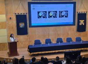 Dra. Luisa León durante la sesión académica sobre radioembolización hepática