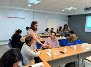 Participantes en un taller práctico interactivo con maniquíes digitales